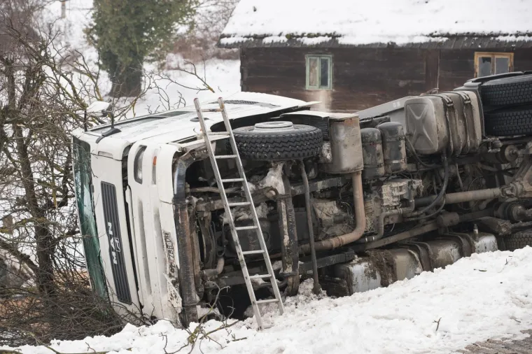 Teretni kamion s prikolicom sletio s ceste u dvori&scaron;te obiteljske kuće nedaleko Ivanić-Grada