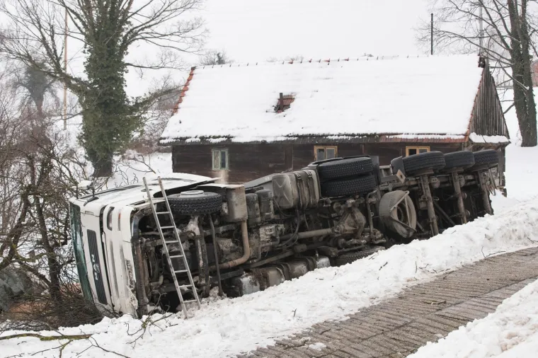 Teretni kamion s prikolicom sletio s ceste u dvori&scaron;te obiteljske kuće nedaleko Ivanić-Grada