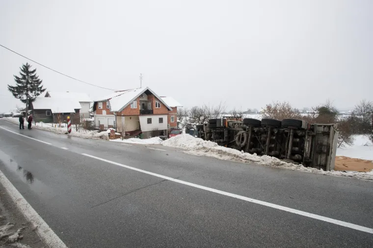 Teretni kamion s prikolicom sletio s ceste u dvori&scaron;te obiteljske kuće nedaleko Ivanić-Grada