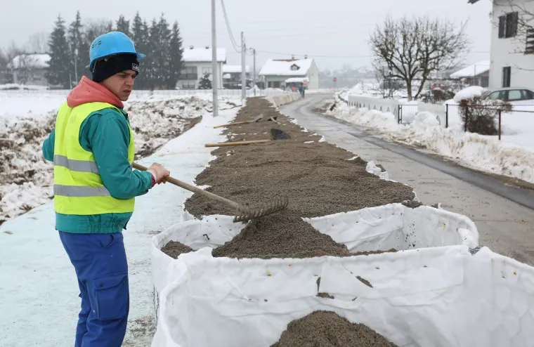 U karlovačkim naseljima Logori&scaron;te, Mala Svarca i Mostanje nastavljaju se radovi na postavljanju box barijera kao obranu od mogućih poplava uslijed otapanja snijega. U narednih 30 dana trebalo bi biti postavljeno barijera u ukupnoj dužini pet kilometara