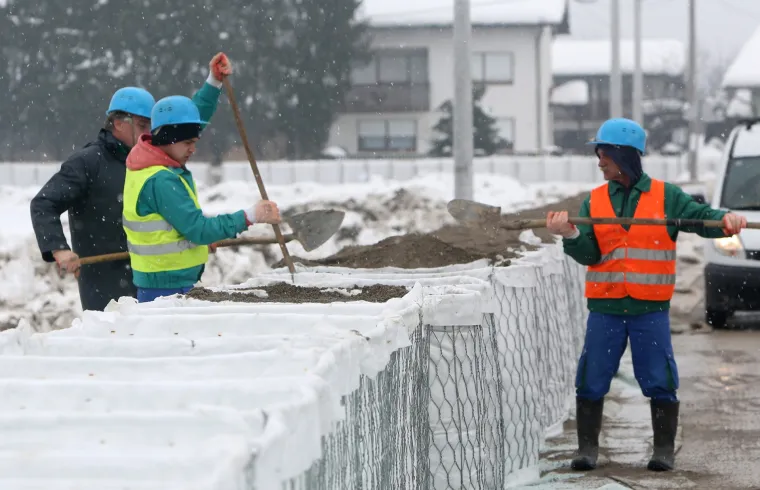 U karlovačkim naseljima Logori&scaron;te, Mala Svarca i Mostanje nastavljaju se radovi na postavljanju box barijera kao obranu od mogućih poplava uslijed otapanja snijega. U narednih 30 dana trebalo bi biti postavljeno barijera u ukupnoj dužini pet kilometara