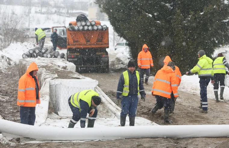 U karlovačkim naseljima Logori&scaron;te, Mala Svarca i Mostanje nastavljaju se radovi na postavljanju box barijera kao obranu od mogućih poplava uslijed otapanja snijega. U narednih 30 dana trebalo bi biti postavljeno barijera u ukupnoj dužini pet kilometara