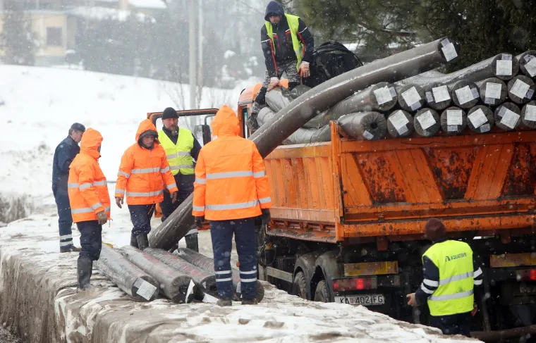 U karlovačkim naseljima Logori&scaron;te, Mala Svarca i Mostanje nastavljaju se radovi na postavljanju box barijera kao obranu od mogućih poplava uslijed otapanja snijega. U narednih 30 dana trebalo bi biti postavljeno barijera u ukupnoj dužini pet kilometara
