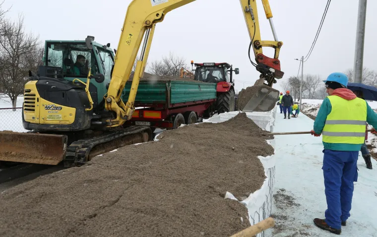 U karlovačkim naseljima Logori&scaron;te, Mala Svarca i Mostanje nastavljaju se radovi na postavljanju box barijera kao obranu od mogućih poplava uslijed otapanja snijega. U narednih 30 dana trebalo bi biti postavljeno barijera u ukupnoj dužini pet kilometara