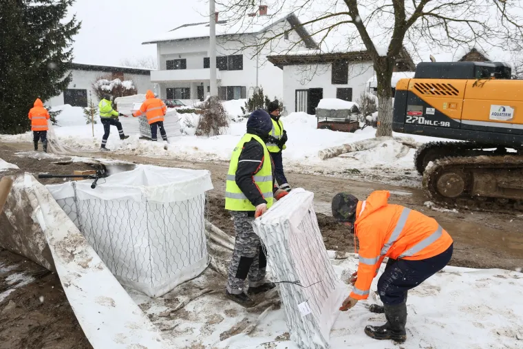U karlovačkim naseljima Logori&scaron;te, Mala Svarca i Mostanje nastavljaju se radovi na postavljanju box barijera kao obranu od mogućih poplava uslijed otapanja snijega. U narednih 30 dana trebalo bi biti postavljeno barijera u ukupnoj dužini pet kilometara