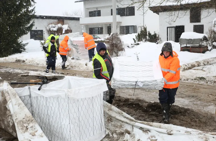 U karlovačkim naseljima Logori&scaron;te, Mala Svarca i Mostanje nastavljaju se radovi na postavljanju box barijera kao obranu od mogućih poplava uslijed otapanja snijega. U narednih 30 dana trebalo bi biti postavljeno barijera u ukupnoj dužini pet kilometara