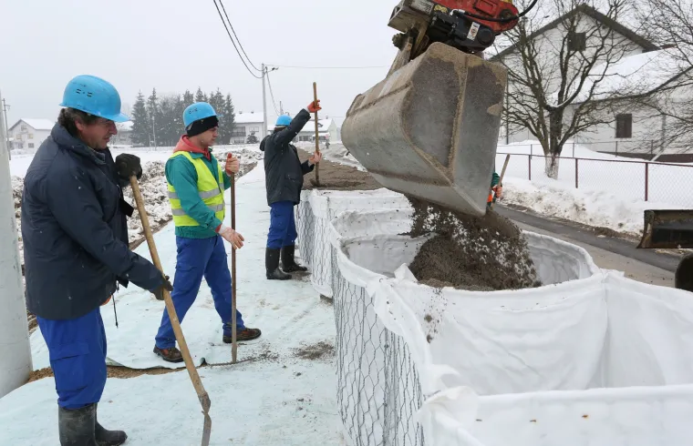 U karlovačkim naseljima Logori&scaron;te, Mala Svarca i Mostanje nastavljaju se radovi na postavljanju box barijera kao obranu od mogućih poplava uslijed otapanja snijega. U narednih 30 dana trebalo bi biti postavljeno barijera u ukupnoj dužini pet kilometara