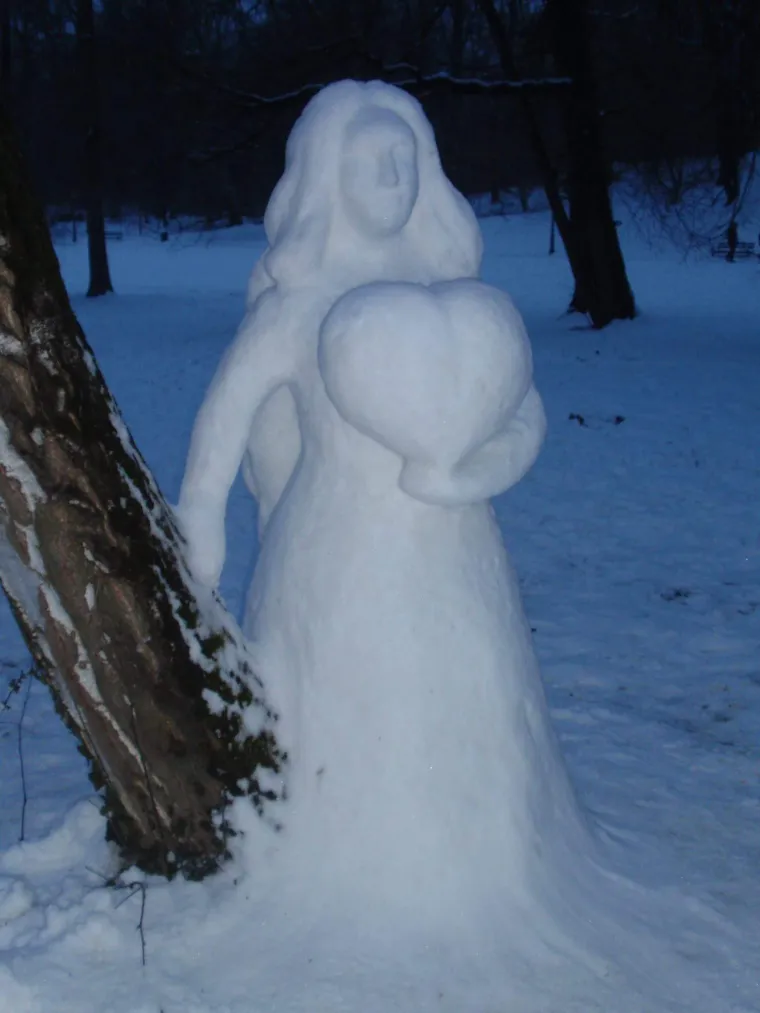 U MAKSIMIRSKOM PARKU OSVANULE SNJEŽNE SKULPTURE: 'Posvećeno svim damama za Dan žena'