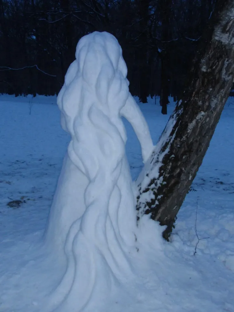 U MAKSIMIRSKOM PARKU OSVANULE SNJEŽNE SKULPTURE: 'Posvećeno svim damama za Dan žena'