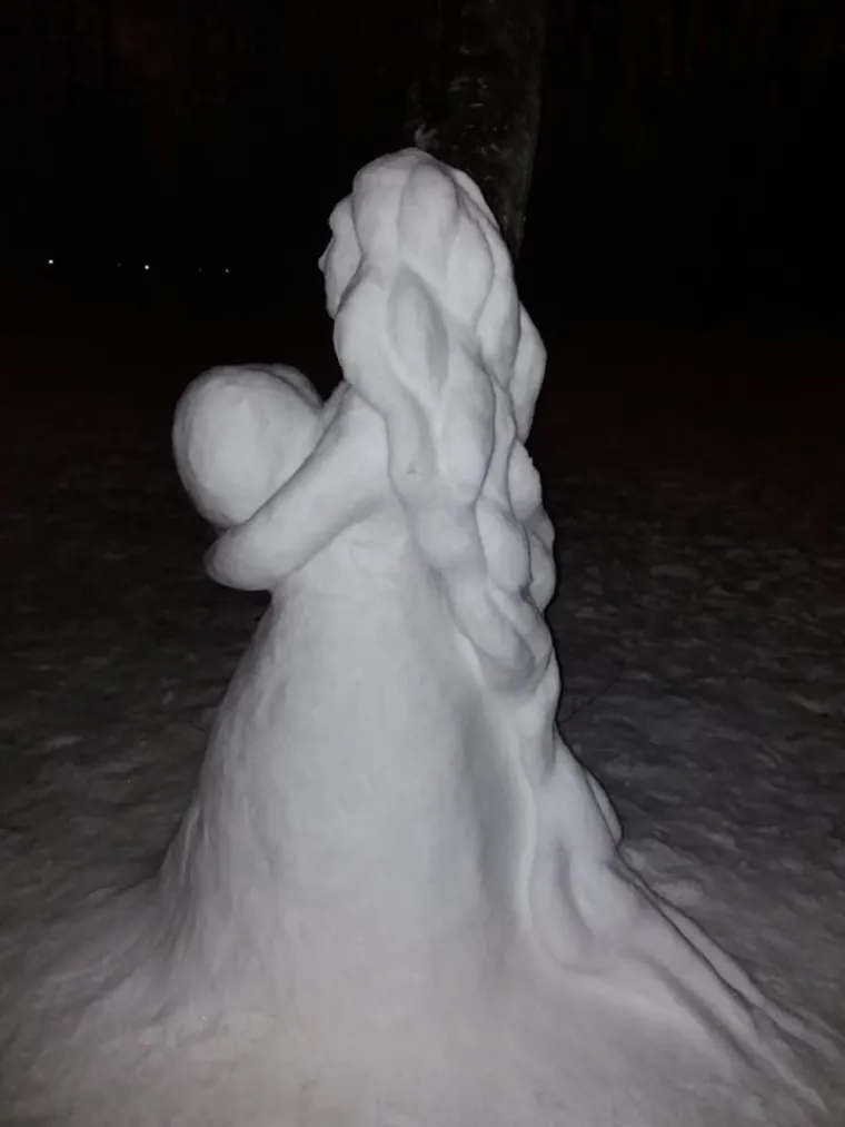 U MAKSIMIRSKOM PARKU OSVANULE SNJEŽNE SKULPTURE: 'Posvećeno svim damama za Dan žena'