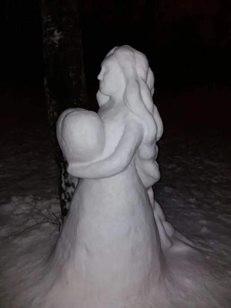 U MAKSIMIRSKOM PARKU OSVANULE SNJEŽNE SKULPTURE: 'Posvećeno svim damama za Dan žena'