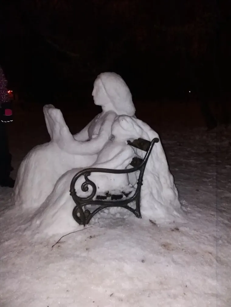 U MAKSIMIRSKOM PARKU OSVANULE SNJEŽNE SKULPTURE: 'Posvećeno svim damama za Dan žena'