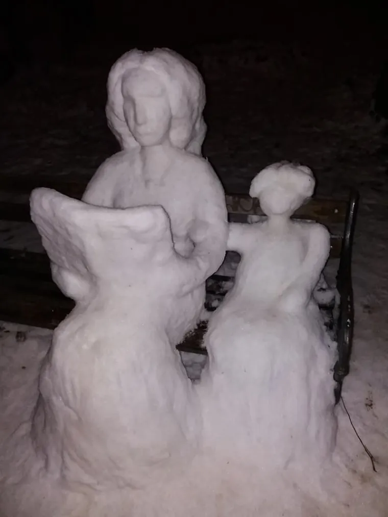 U MAKSIMIRSKOM PARKU OSVANULE SNJEŽNE SKULPTURE: 'Posvećeno svim damama za Dan žena'