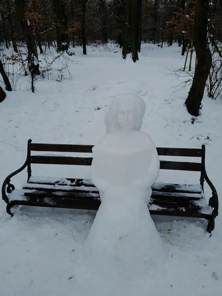 U MAKSIMIRSKOM PARKU OSVANULE SNJEŽNE SKULPTURE: 'Posvećeno svim damama za Dan žena'