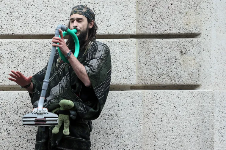 Zasvirao na cijevi usisavača: zagrebački ulični svirač odu&scaron;evio prolaznike svojim neobičnim talentom