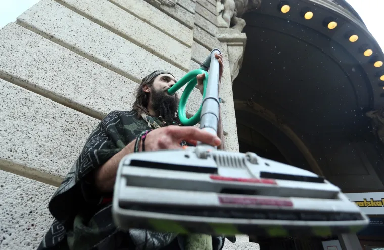 Zasvirao na cijevi usisavača: zagrebački ulični svirač odu&scaron;evio prolaznike svojim neobičnim talentom