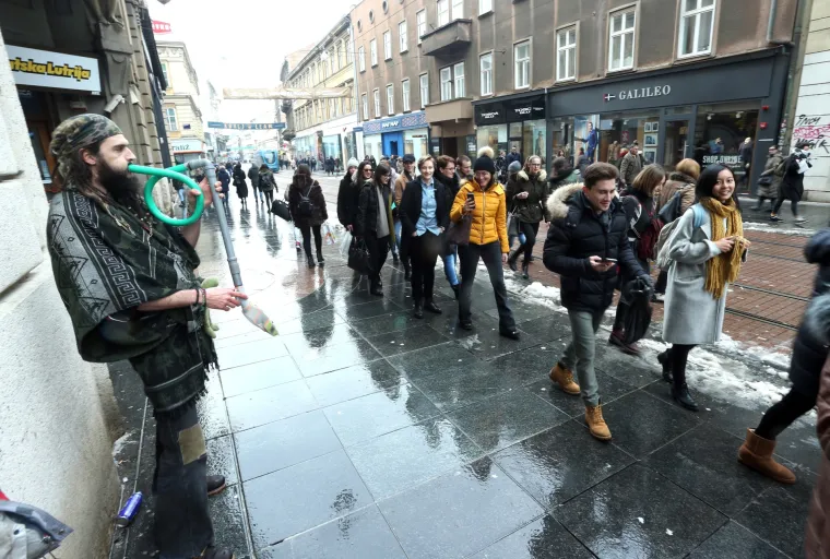 Zasvirao na cijevi usisavača: zagrebački ulični svirač odu&scaron;evio prolaznike svojim neobičnim talentom