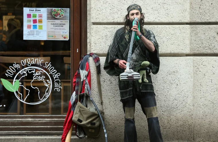 Zasvirao na cijevi usisavača: zagrebački ulični svirač odu&scaron;evio prolaznike svojim neobičnim talentom