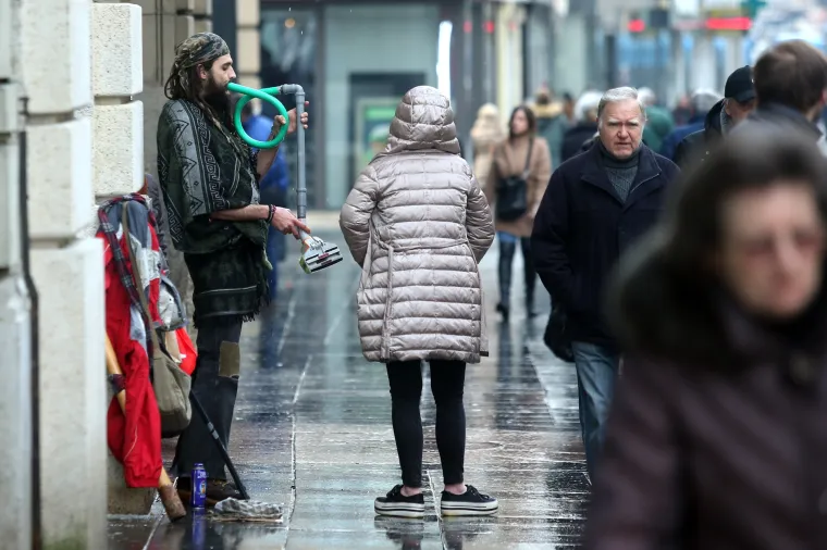 Zasvirao na cijevi usisavača: zagrebački ulični svirač odu&scaron;evio prolaznike svojim neobičnim talentom