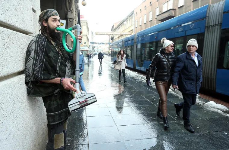 Zasvirao na cijevi usisavača: zagrebački ulični svirač odu&scaron;evio prolaznike svojim neobičnim talentom