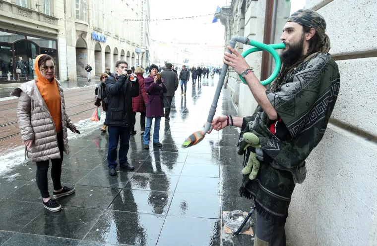 Zasvirao na cijevi usisavača: zagrebački ulični svirač odu&scaron;evio prolaznike svojim neobičnim talentom