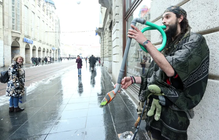 Zasvirao na cijevi usisavača: zagrebački ulični svirač odu&scaron;evio prolaznike svojim neobičnim talentom