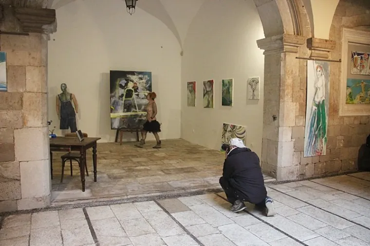 Gola Beograđanka pozirala gola po Dubrovniku ispred naočigled &scaron;okiranih turista