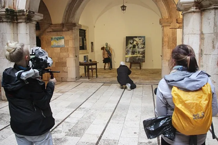 Gola Beograđanka pozirala gola po Dubrovniku ispred naočigled &scaron;okiranih turista
