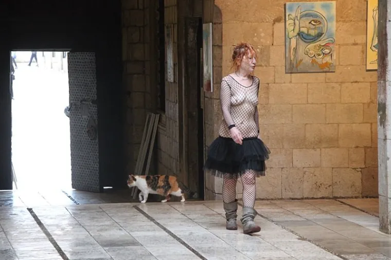 Gola Beograđanka pozirala gola po Dubrovniku ispred naočigled &scaron;okiranih turista