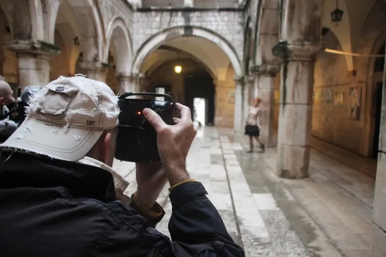 Gola Beograđanka pozirala gola po Dubrovniku ispred naočigled &scaron;okiranih turista