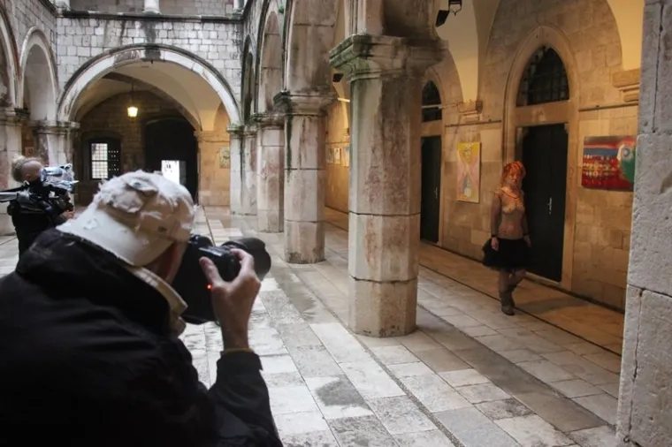 Gola Beograđanka pozirala gola po Dubrovniku ispred naočigled &scaron;okiranih turista