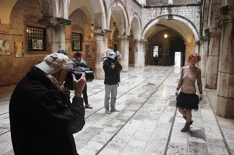 Gola Beograđanka pozirala gola po Dubrovniku ispred naočigled &scaron;okiranih turista