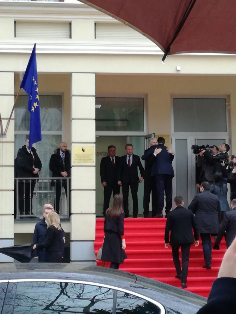 Na&scaron;a reporterka Damira Gregoret, uspjela je uhvatiti trenutak u kojem su se Dragan Čović i Aleksandar Vučić prilično prijateljski izgrlili.