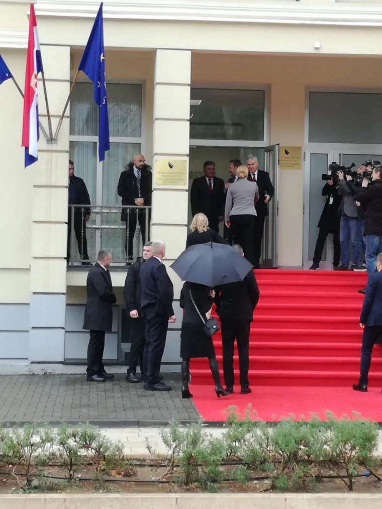 Na&scaron;a reporterka Damira Gregoret, uspjela je uhvatiti trenutak u kojem su se Dragan Čović i Aleksandar Vučić prilično prijateljski izgrlili.