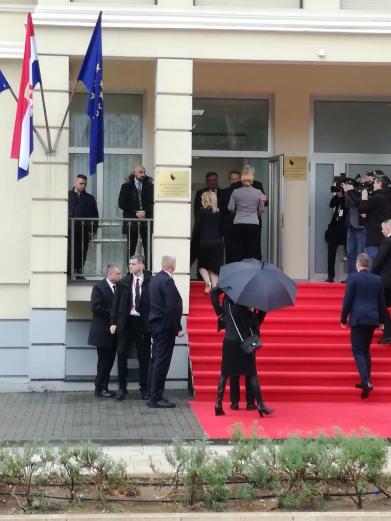 Na&scaron;a reporterka Damira Gregoret, uspjela je uhvatiti trenutak u kojem su se Dragan Čović i Aleksandar Vučić prilično prijateljski izgrlili.