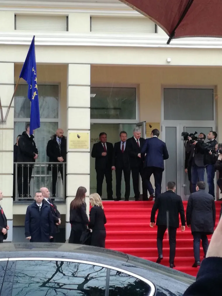 Na&scaron;a reporterka Damira Gregoret, uspjela je uhvatiti trenutak u kojem su se Dragan Čović i Aleksandar Vučić prilično prijateljski izgrlili.