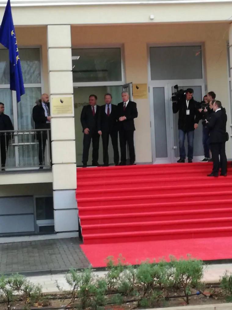 Na&scaron;a reporterka Damira Gregoret, uspjela je uhvatiti trenutak u kojem su se Dragan Čović i Aleksandar Vučić prilično prijateljski izgrlili.