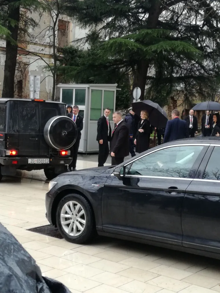 Na&scaron;a reporterka Damira Gregoret, uspjela je uhvatiti trenutak u kojem su se Dragan Čović i Aleksandar Vučić prilično prijateljski izgrlili.