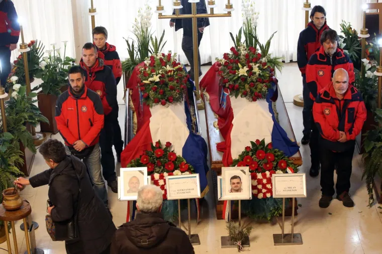 SPROVOD BRAĆE STAMENOV NA SPLITSKOM GROBLJU LOVRINAC: Velik broj okupljenih ispratio poginule s Mosora