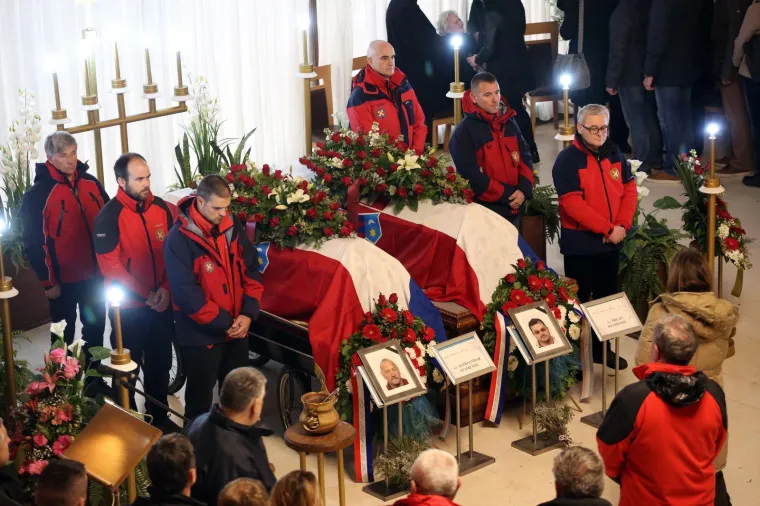 SPROVOD BRAĆE STAMENOV NA SPLITSKOM GROBLJU LOVRINAC: Velik broj okupljenih ispratio poginule s Mosora