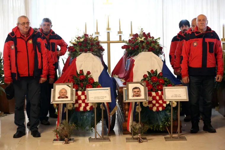 SPROVOD BRAĆE STAMENOV NA SPLITSKOM GROBLJU LOVRINAC: Velik broj okupljenih ispratio poginule s Mosora