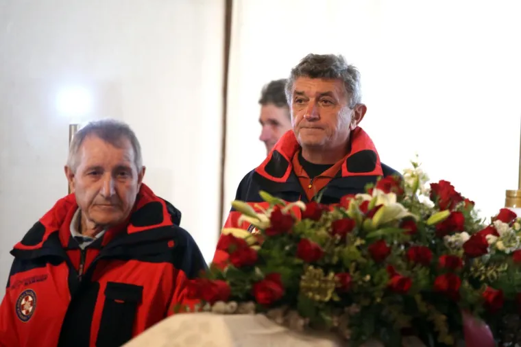 SPROVOD BRAĆE STAMENOV NA SPLITSKOM GROBLJU LOVRINAC: Velik broj okupljenih ispratio poginule s Mosora
