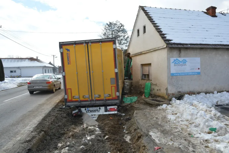 Nesvakida&scaron;nja nesreća u Velikim Zdencima: &scaron;leperom sletio s ceste i udario u pročelje obiteljske kuće