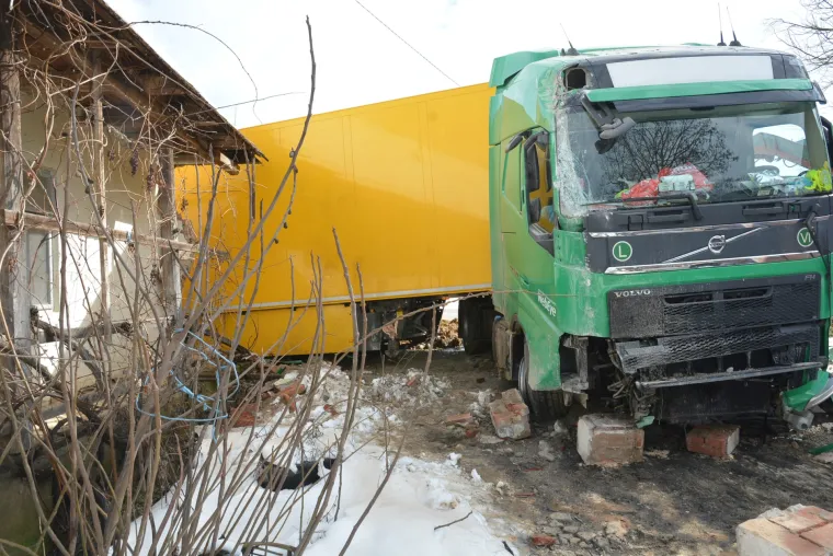 Nesvakida&scaron;nja nesreća u Velikim Zdencima: &scaron;leperom sletio s ceste i udario u pročelje obiteljske kuće