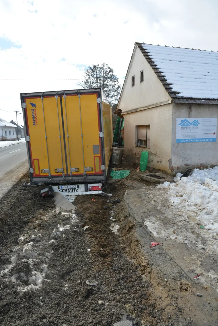 Nesvakida&scaron;nja nesreća u Velikim Zdencima: &scaron;leperom sletio s ceste i udario u pročelje obiteljske kuće