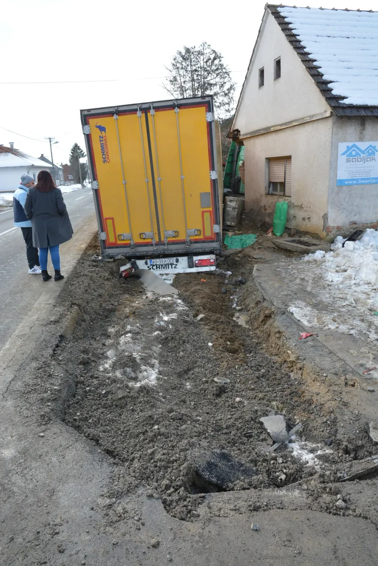 Nesvakida&scaron;nja nesreća u Velikim Zdencima: &scaron;leperom sletio s ceste i udario u pročelje obiteljske kuće