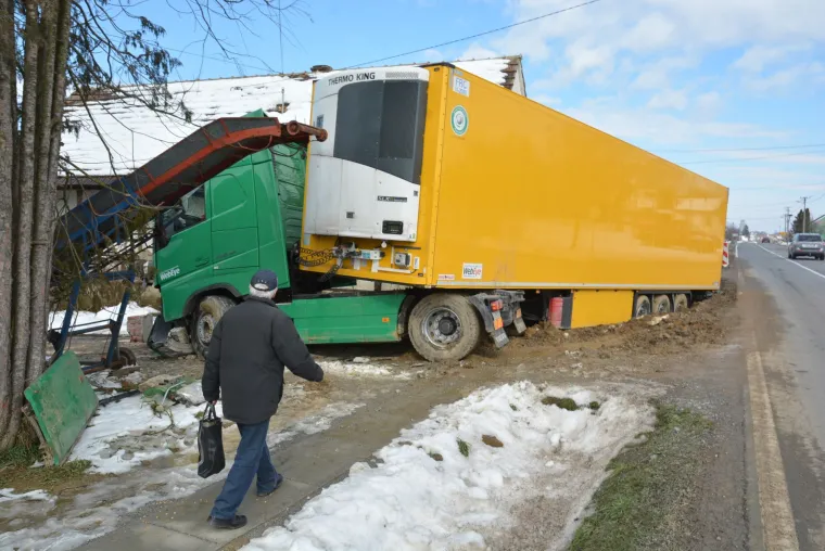 Nesvakida&scaron;nja nesreća u Velikim Zdencima: &scaron;leperom sletio s ceste i udario u pročelje obiteljske kuće