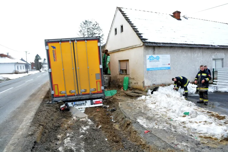 Nesvakida&scaron;nja nesreća u Velikim Zdencima: &scaron;leperom sletio s ceste i udario u pročelje obiteljske kuće