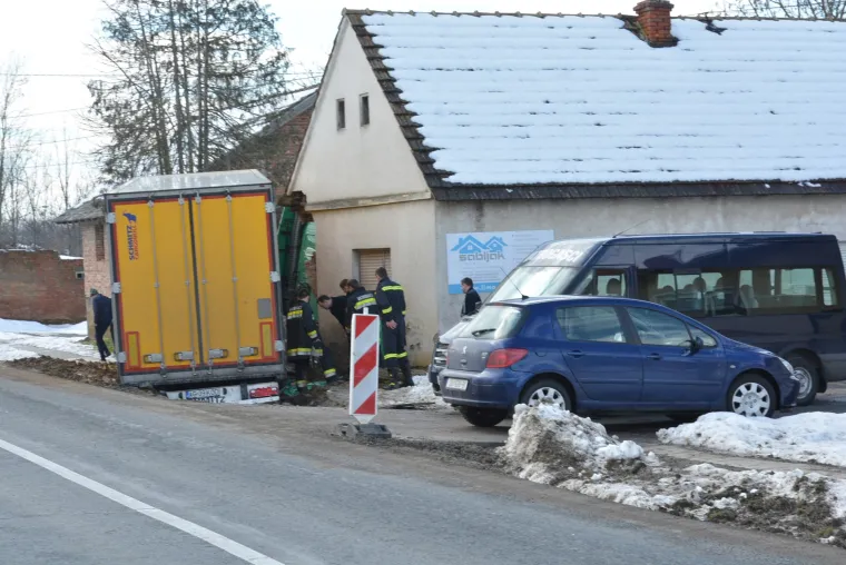 Nesvakida&scaron;nja nesreća u Velikim Zdencima: &scaron;leperom sletio s ceste i udario u pročelje obiteljske kuće