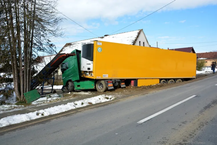 Nesvakida&scaron;nja nesreća u Velikim Zdencima: &scaron;leperom sletio s ceste i udario u pročelje obiteljske kuće